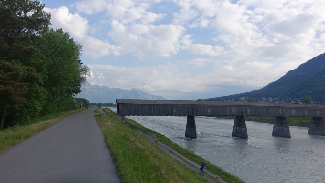 E2FB18D2-864A-4B5D-A337-DBD3CEFEC991