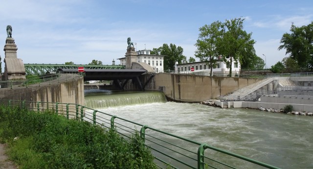 50C5B768-EA5B-446B-BEAC-E36776C128A5