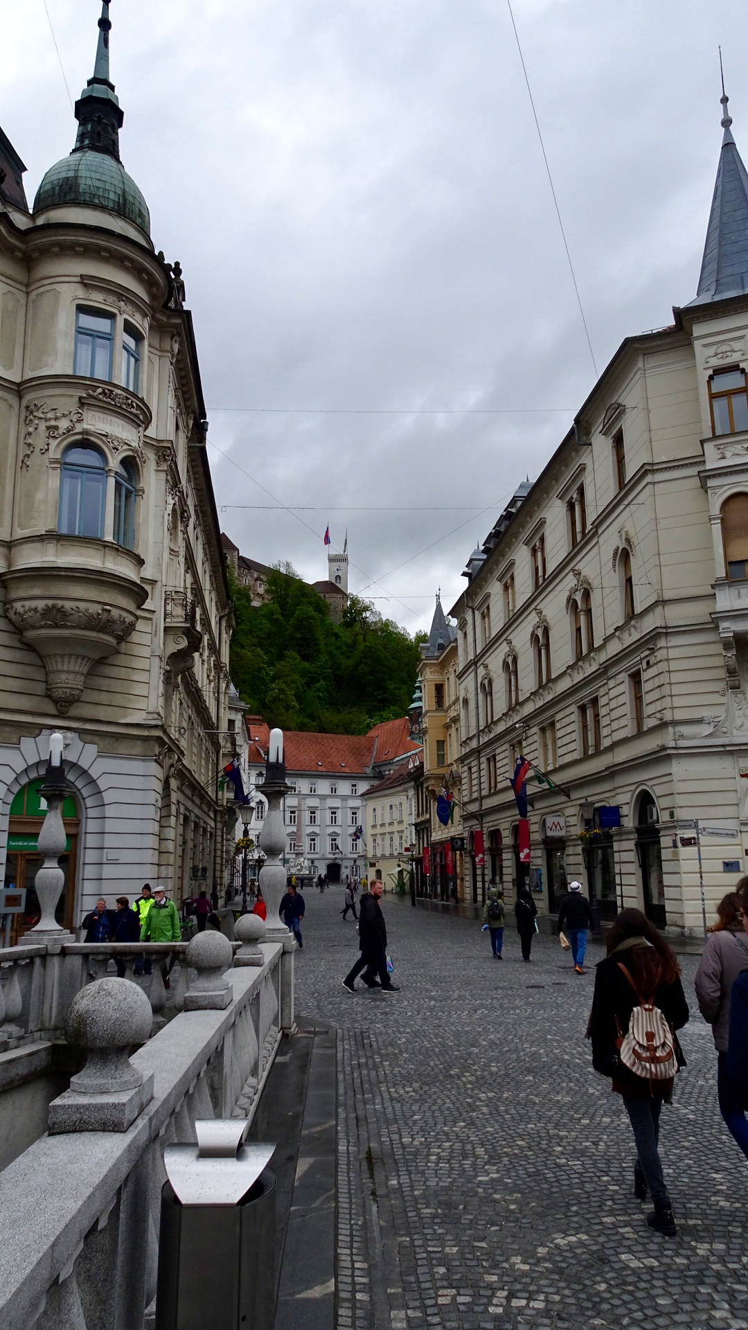 6833DEF8-AF45-45BA-8114-A55B6F19DC7E